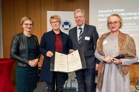 Towards entry "Prof. Dr. Grimm erhält Preis „Impulsrede zur Sozialen Marktwirtschaft“"